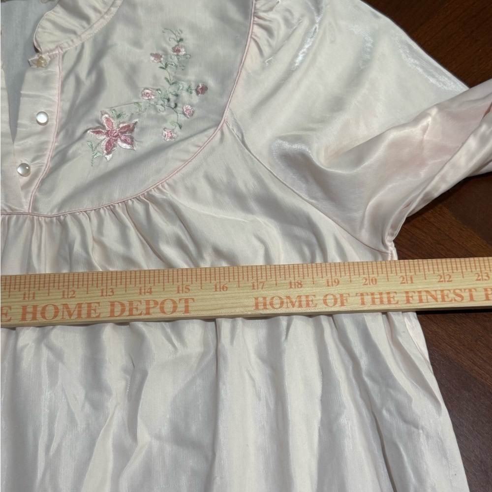 Vintage Barbizon Chic pink grandma nightgown Chemise with Floral Embroidery - Picture 8 of 8
